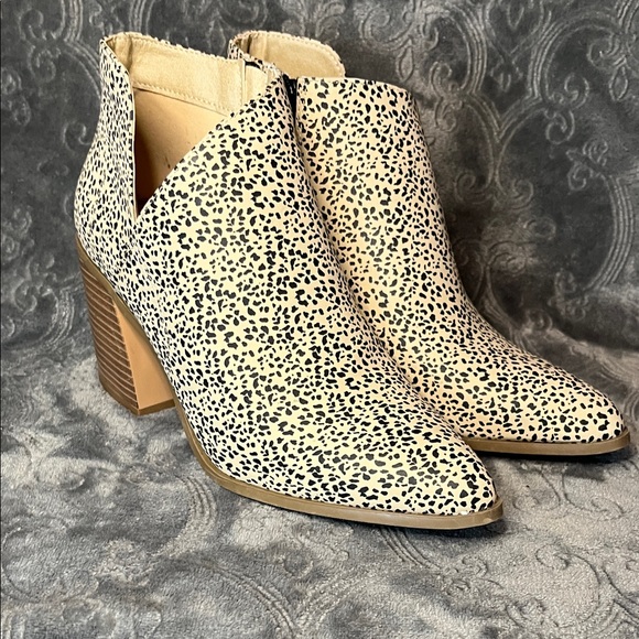 Serra Shoes - Serra Cream and Black Patterned Ankle Booties